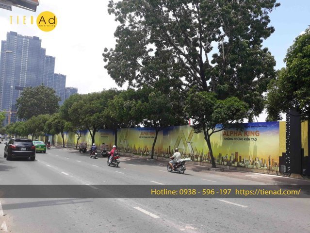 Thi công hàng rào công trình căng bạt hiflex có lót tôn
