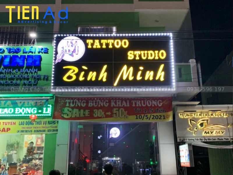 Bảng hiệu alu chữ nổi mica đèn LED âm mặt