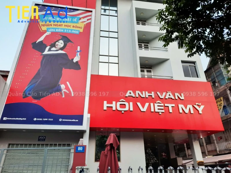 Bảng hiệu alu chữ nổi mica viền inox Anh Văn Hội Việt Mỹ