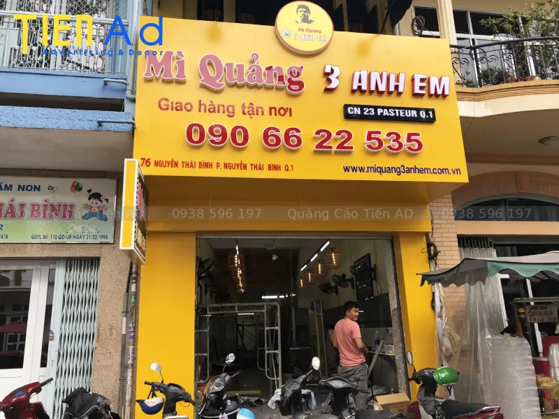 Bảng hiệu alu chữ nổi quán mì quảng 3 Anh Em