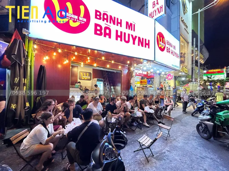 Bảng hiệu bánh mì Bà Huynh