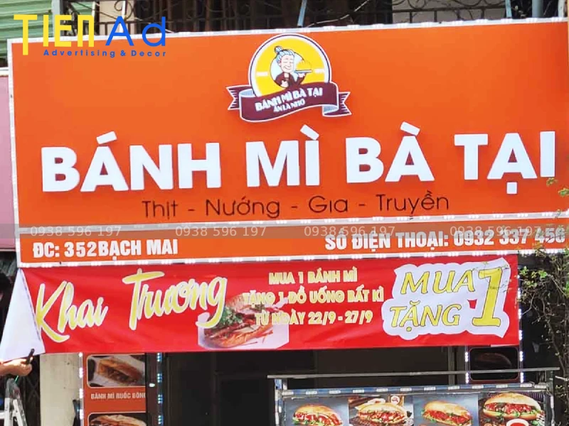 Bảng hiệu bánh mì Bà Tại