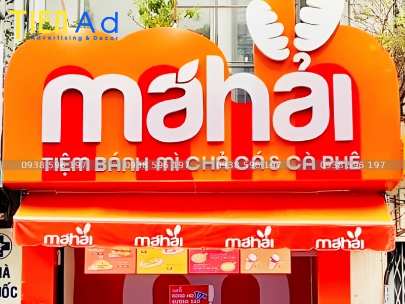 Bảng hiệu bánh mì chả cá Má Hải