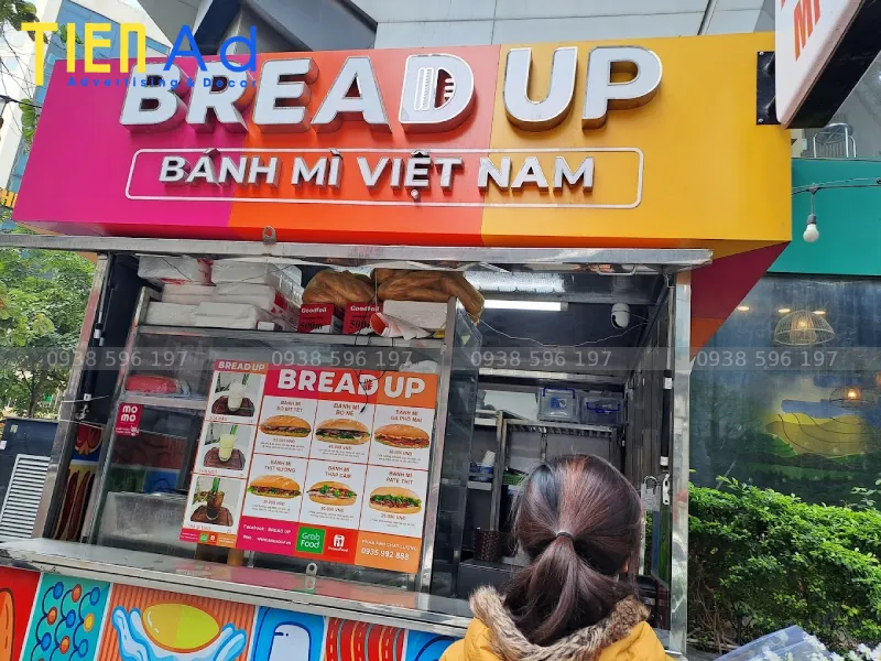 Bảng hiệu bánh mì mica