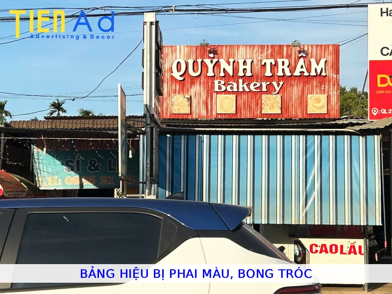 Bảng hiệu bị phai màu bong tróc
