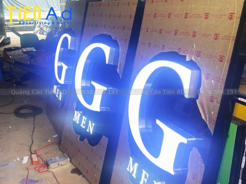 Bảng hiệu chữ nổi mica viền inox sáng đèn