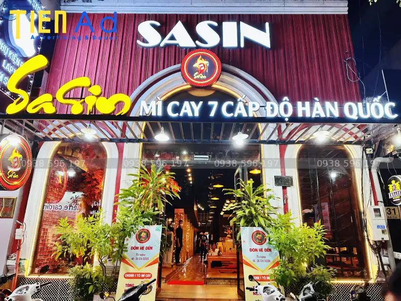 Bảng hiệu mì cay Sasin