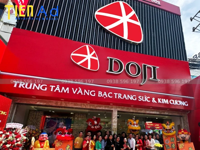 Bảng hiệu trung tâm vàng bạc trang sức và kim cương DOJI