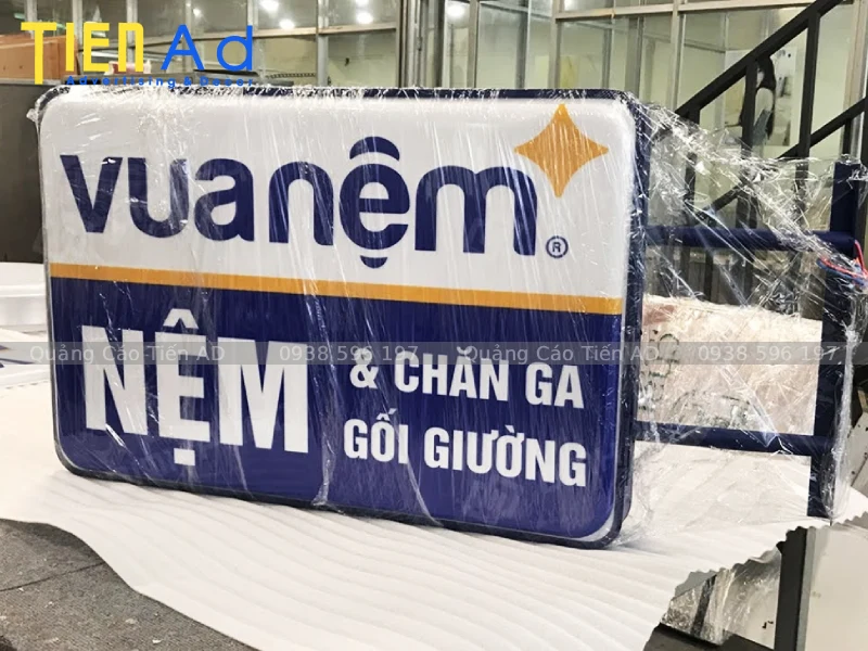 Báo giá làm biển vẫy hộp đèn mica hút nổi