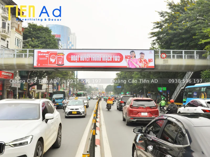 Báo giá thi công quảng cáo trên cầu vượt đi bộ mới nhất