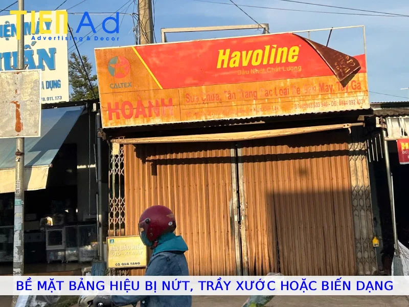 Bề mặt bảng hiệu bị nứt, trầy xước hoặc biến dạng