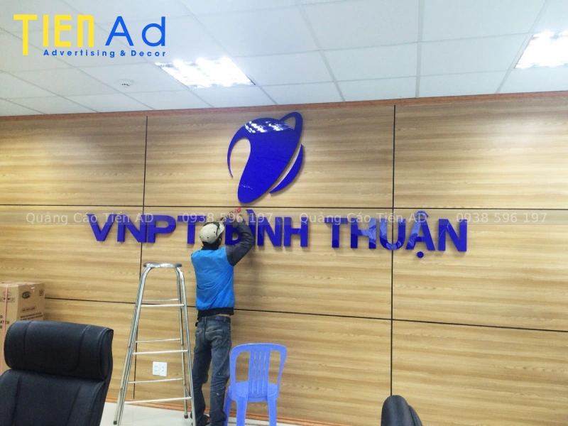 Bí quyết chọn keo chuyên dụng cho chữ nổi dán tường bám chắc