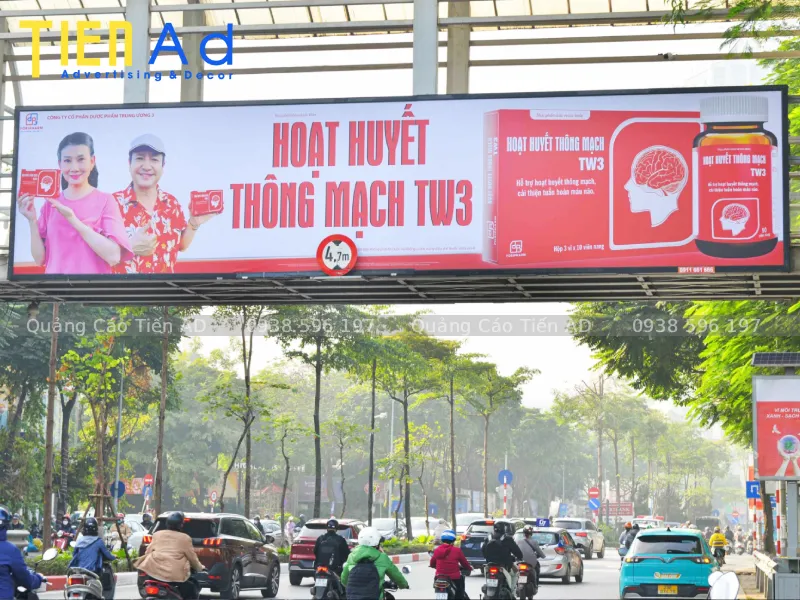 Biển quảng cáo gắn trên cầu vượt đường bộ