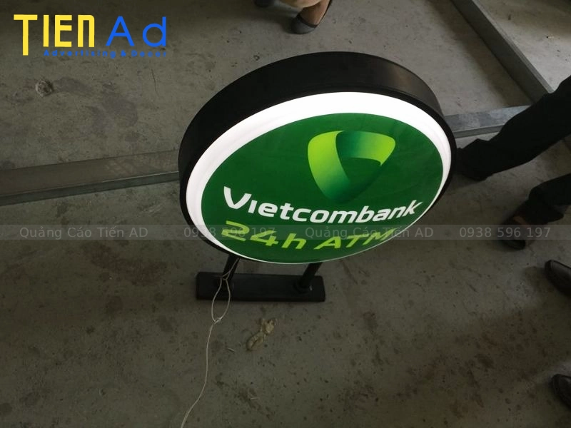 Biển vẫy hộp đèn mica hút nổi ngân hàng Vietcombank