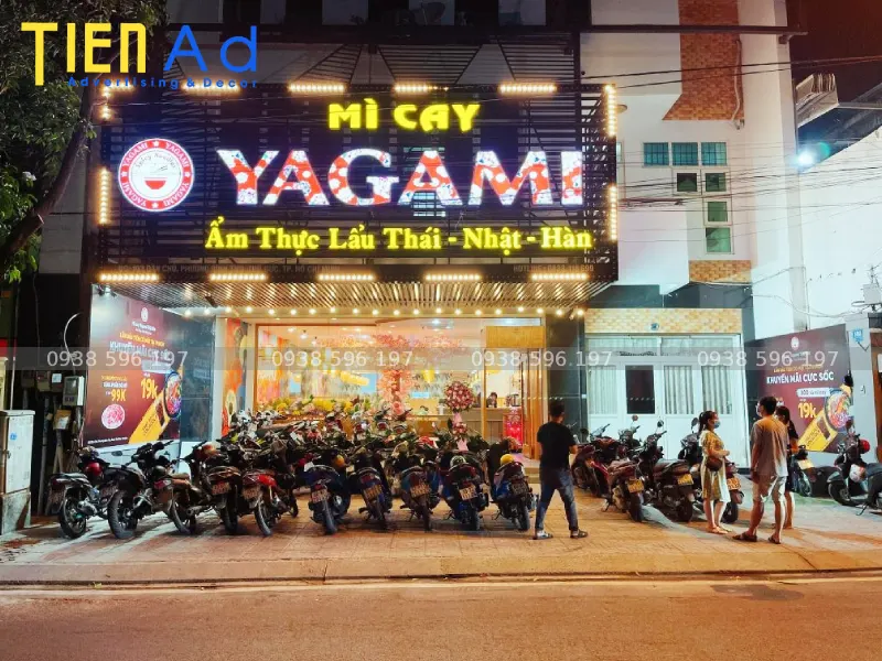 Các loại bảng hiệu mì cay phổ biến phù hợp mọi cửa hàng