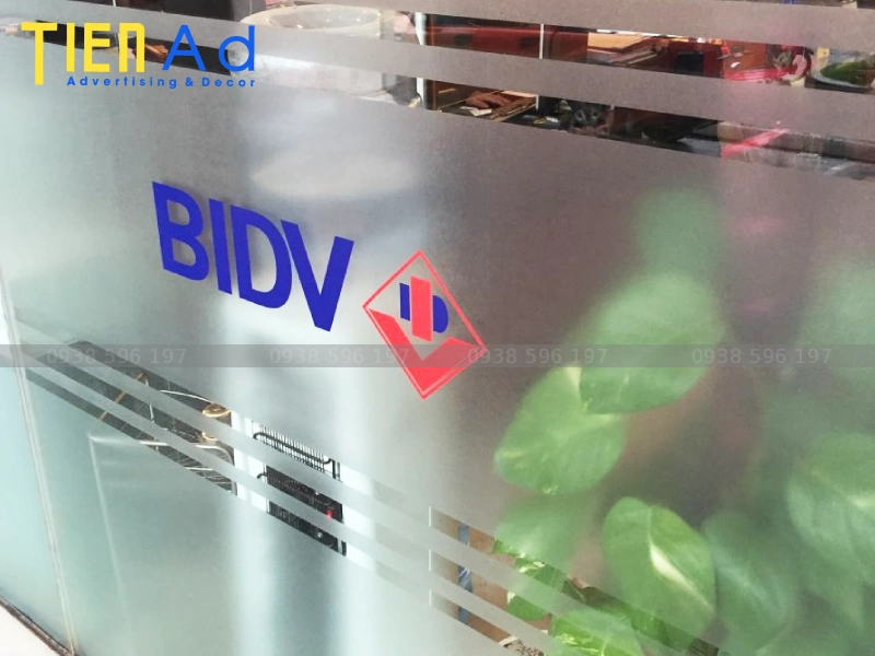 Các vấn đề thường gặp phải khi không thuê thợ dán decal kính