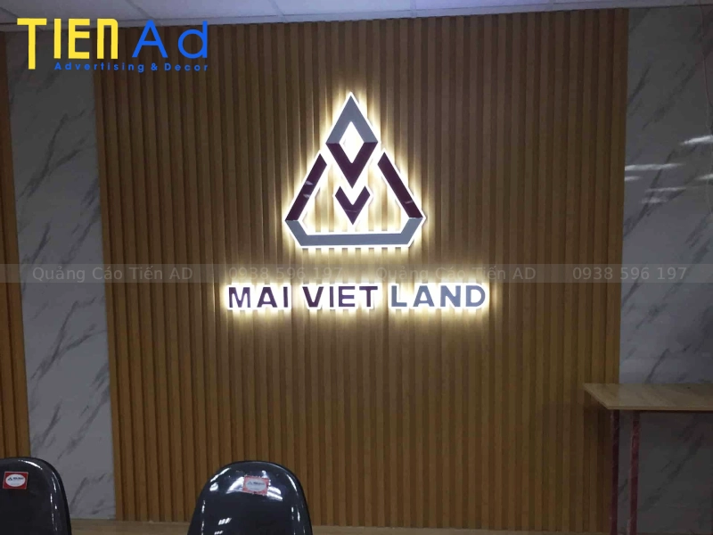 Cách phối màu chữ nổi dán tường tương phản giúp không gian rộng ra bất ngờ