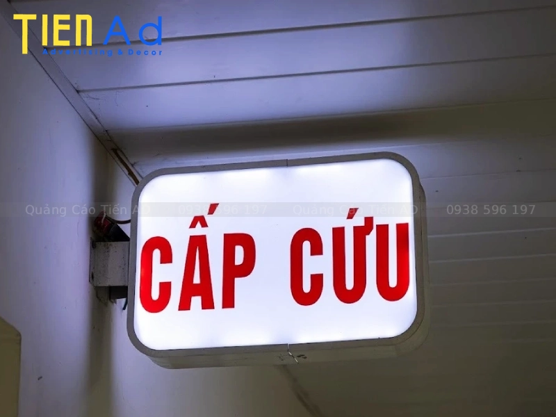 Chất liệu giúp hộp đèn hút nổi bền lâu ngoài trời mà không bị ố vàng