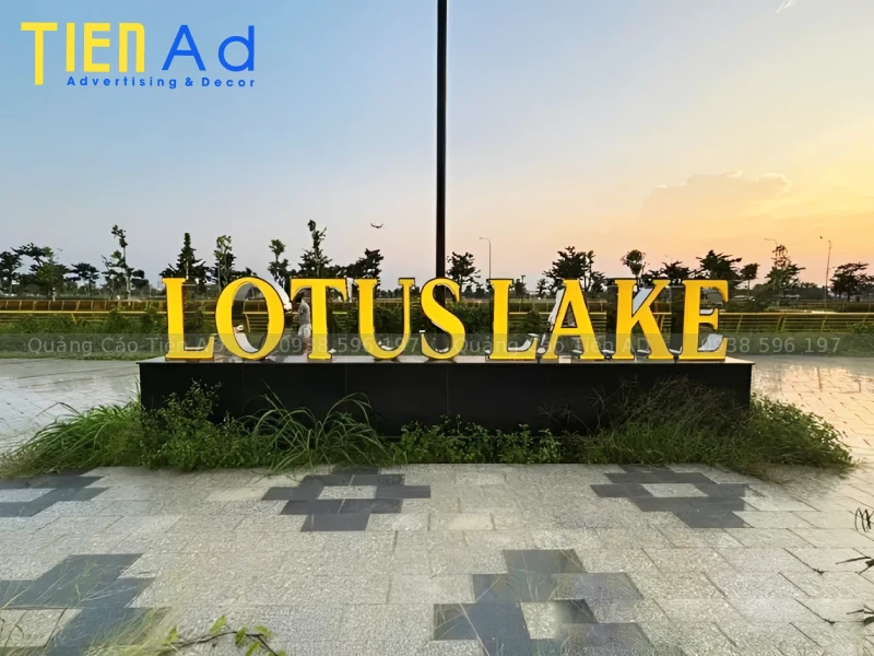 Chữ mica viền inox sáng đèn ngoài trời