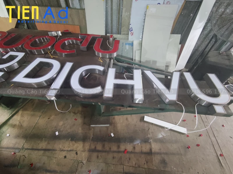 Chữ nổi inox lọng viền mặt mica sáng đèn led