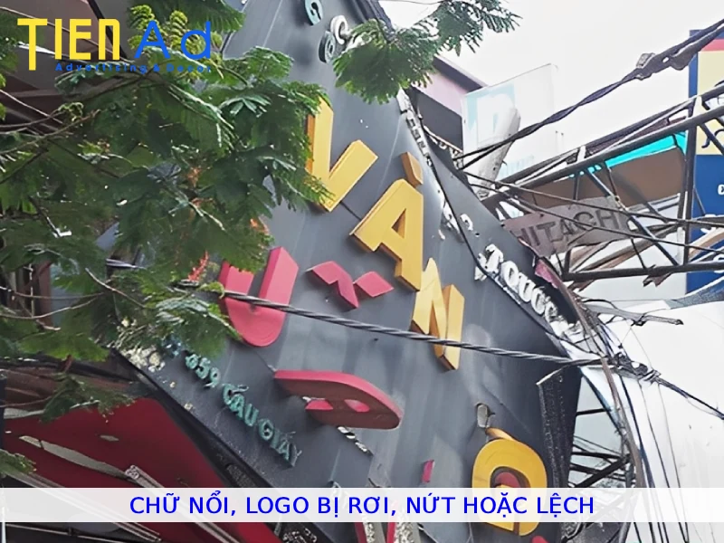 Chữ nổi logo bị rơi nứt hoặc lệch