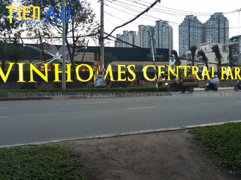 Chữ nổi mica viền inox phù hợp nhất với những phong cách thương hiệu nào