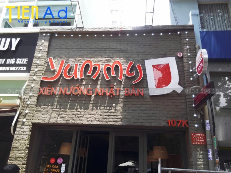 Chữ nổi mica viền inox sáng đèn Yummy