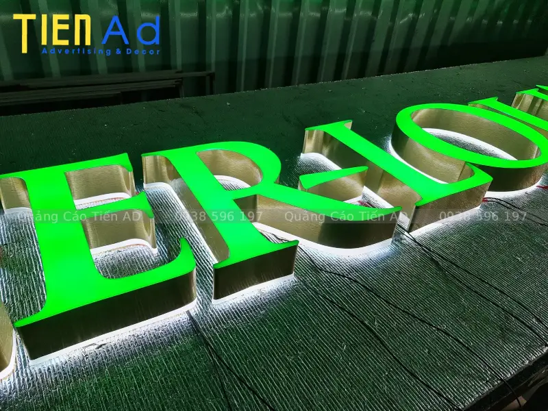 Chữ nổi mica viền inox sáng đèn