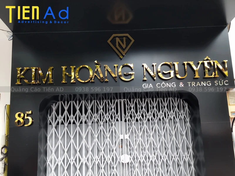 Có nên làm bảng hiệu chữ nổi inox kết hợp đèn LED không Hiệu quả thực tế ra sao