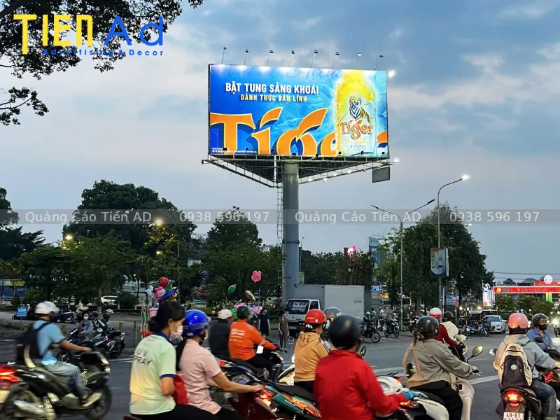 Công nghệ in bạt UV cao cấp cho biển lật 3 mặt bền màu chiều lực