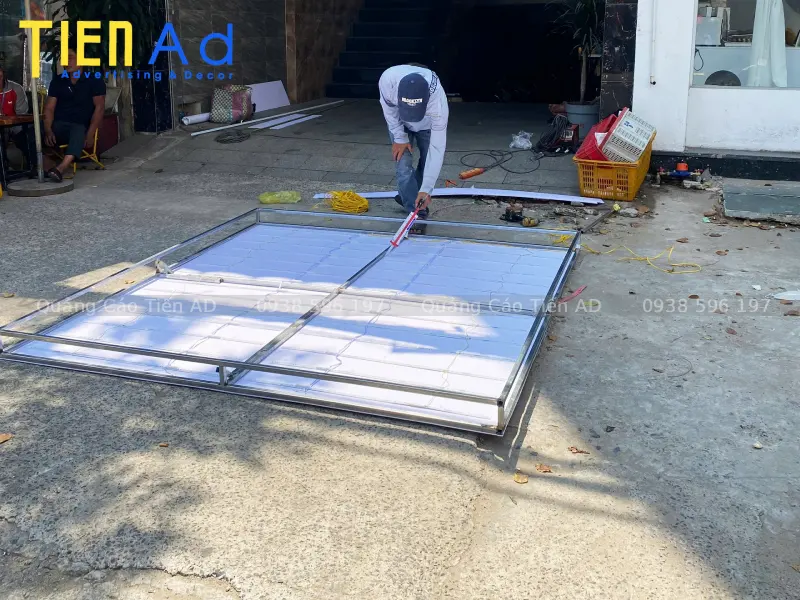 Đơn vị thi công hộp đèn bạt không gân in UV uy tín