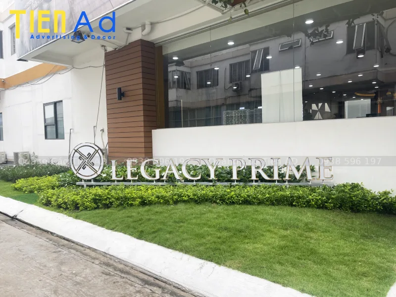 Gia công chữ nổi mica viền inox sáng đèn LED
