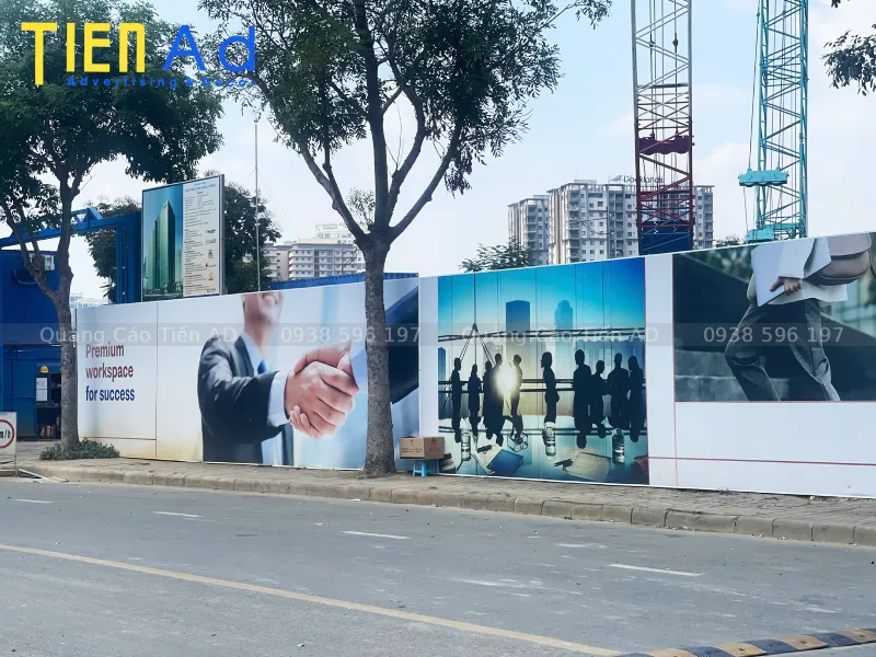 Giải pháp hàng rào công trình căng bạt hiflex cho UOA tại Quận 7