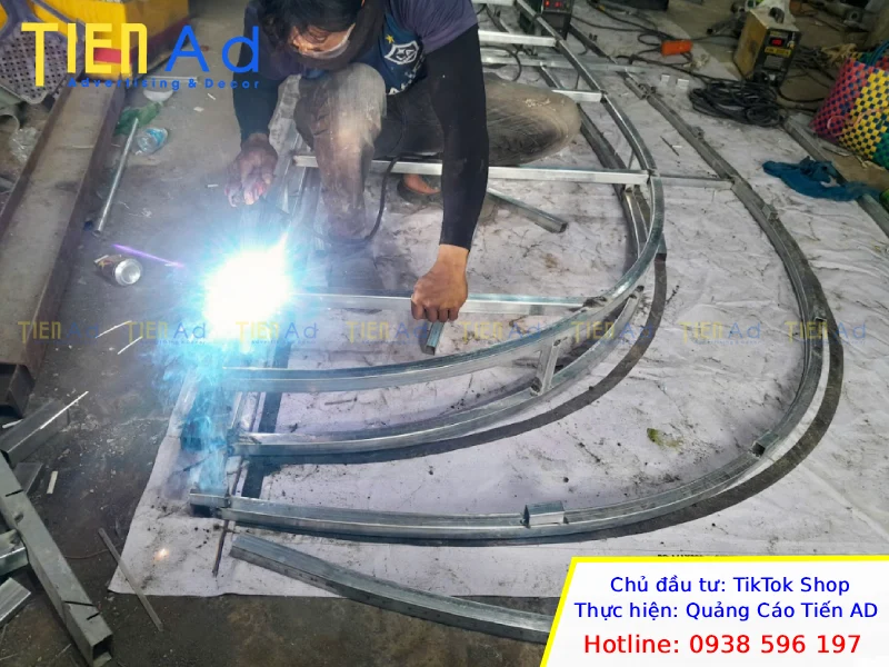 Hàn khung sắt sân khấu Tiktok shop