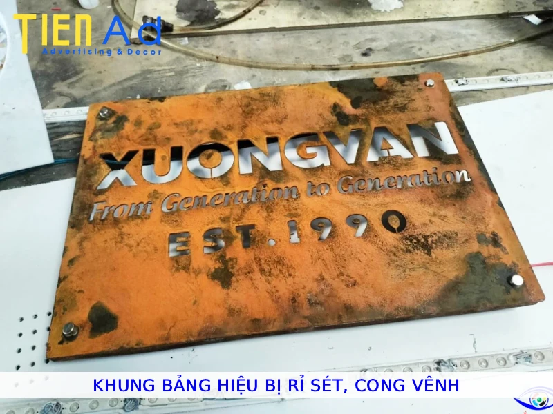 Khung bảng hiệu bị rỉ sét cong vênh