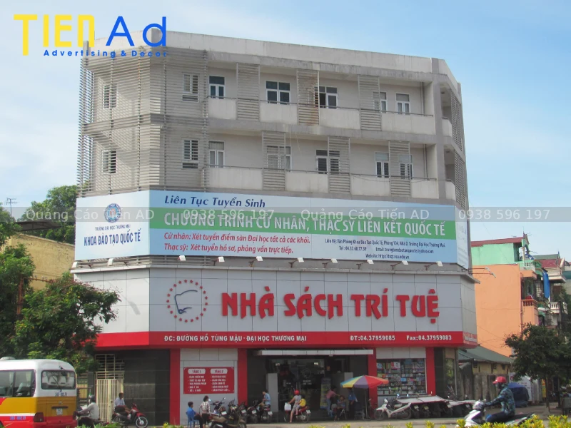 Làm thế nào để bảng hiệu nhà sách nổi bật cả ngày lẫn đêm