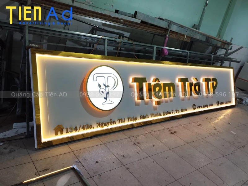 Lựa chọn nền phù hợp cho bảng hiệu chữ nổi inox