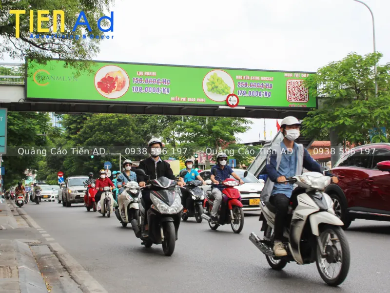Mẫu quảng cáo trên cầu vượt đi bộ - 2