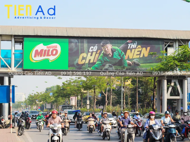 Mẫu quảng cáo trên cầu vượt đi bộ - 4