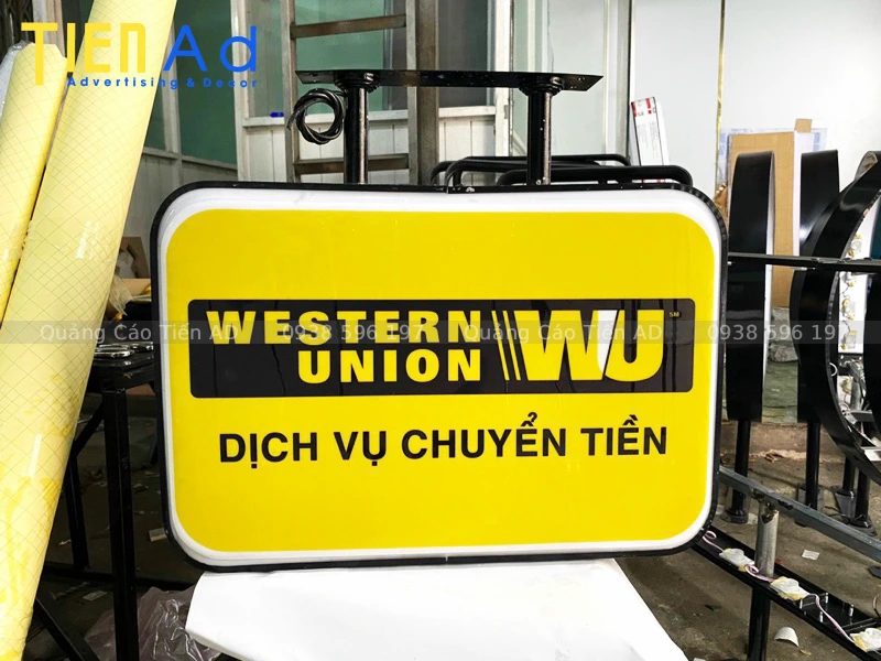Nên chọn hộp đèn hút nổi hay hộp đèn bạt hiflex để tiết kiệm chi phí hơn