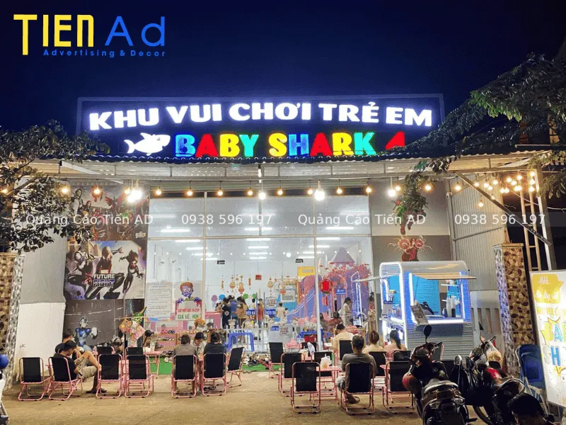 Nghệ thuật phối màu chuẩn tâm lý giúp bảng hiệu khu vui chơi nổi bật