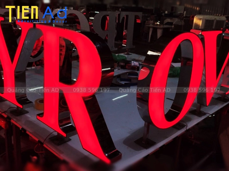 Những loại chữ nổi mica viền inox nào đang được ưa chuộng