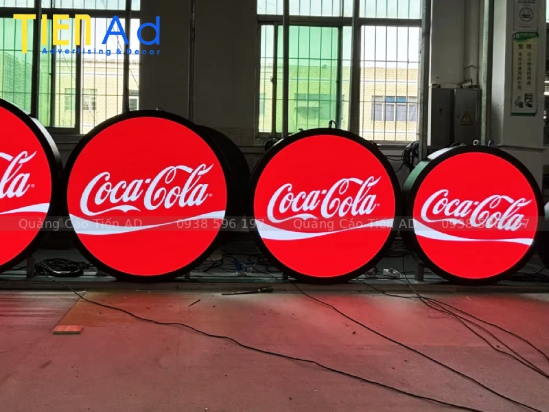 Những lợi ích vượt trội mà biển vẫy hộp đèn mica hút nổi mang lại