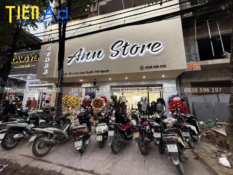 Những lưu ý quan trọng về kích thước và hệ thống chiếu sáng biển quảng cáo shop quần áo
