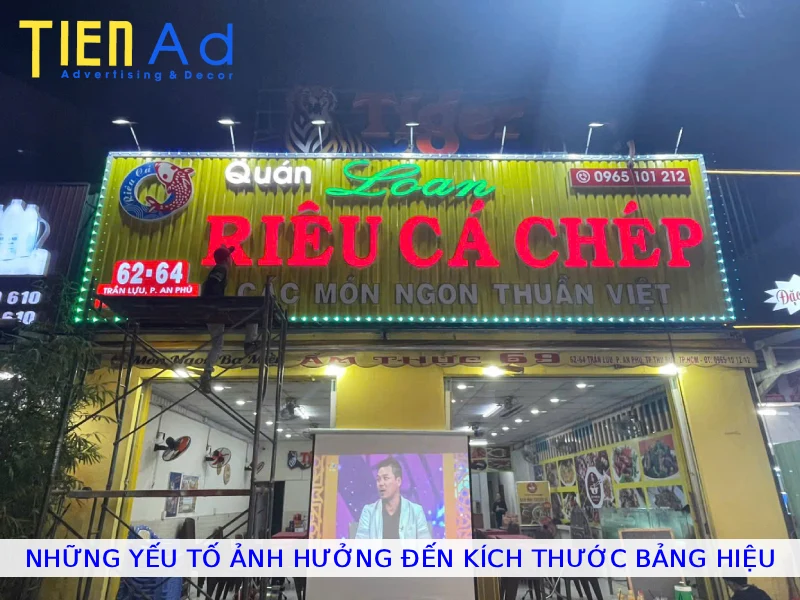 Những yếu tố ảnh hưởng đến kích thước bảng hiệu