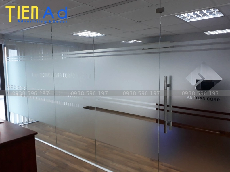 Quy trình thi công decal dán kính chuyên nghiệp