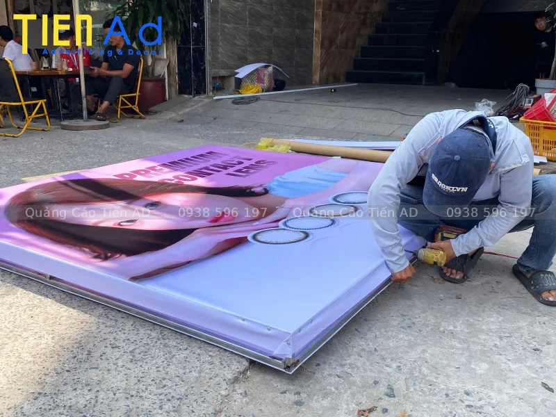 Quy trình thi công hộp đèn bạt không gân in UV cho cửa hàng EYEIYAGI