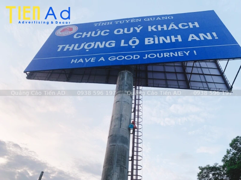 Thi công biển quảng cáo tấm lớn