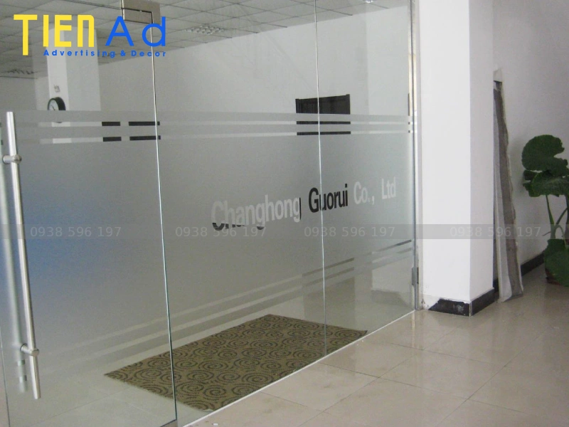 Thi công dán decal kính mờ