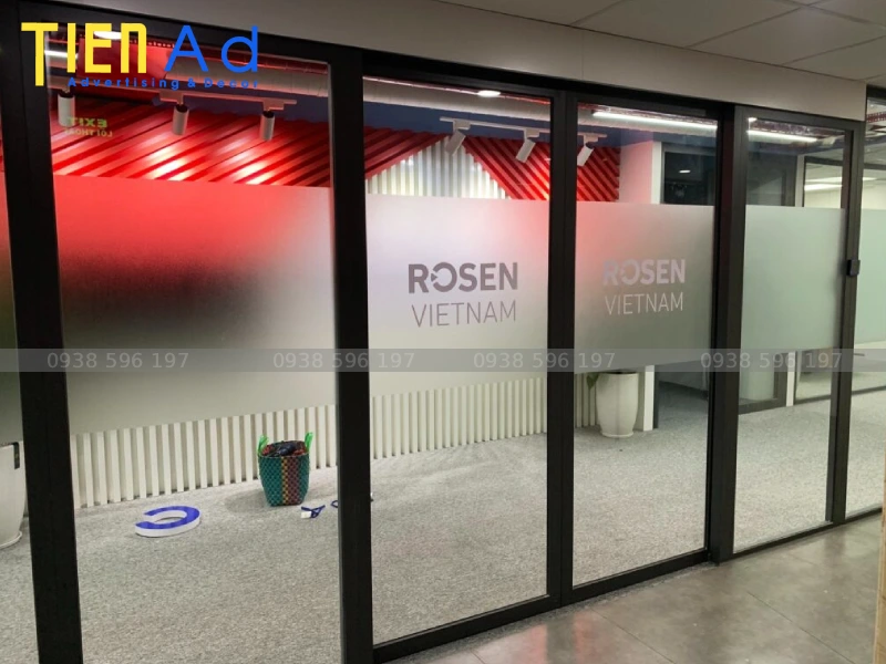Thi công decal kính mờ văn phòng